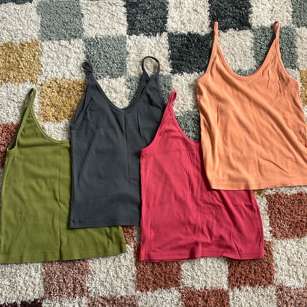 FOUR BASIC TANKS • UNIVERSAL THREAD